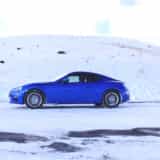 雪道をかけるスバル車
