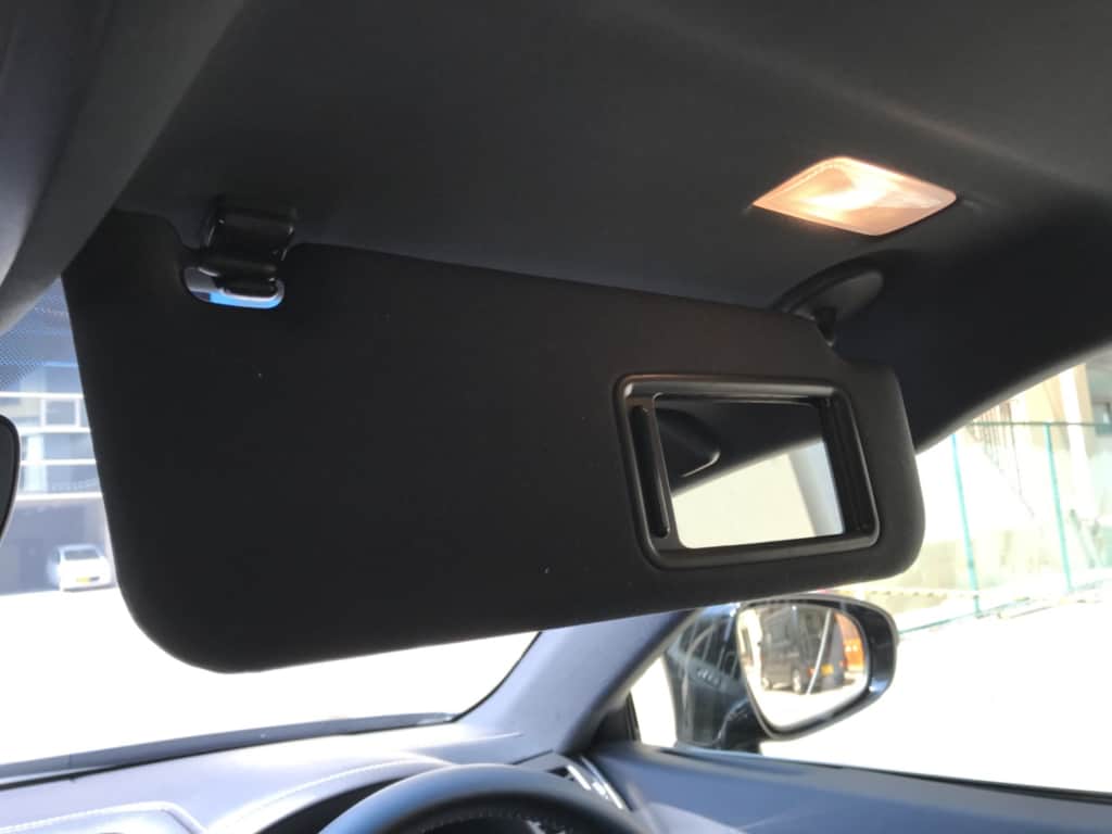 レクサスGSの運転席側のサンバイザーのライト点灯