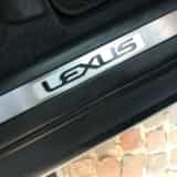 レクサスRXの乗車口ステップのレクサスのロゴ
