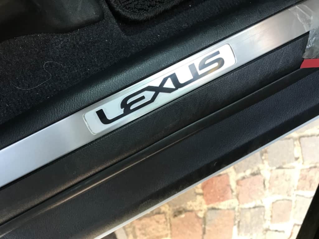 レクサスRXの乗車口ステップのレクサスのロゴ
