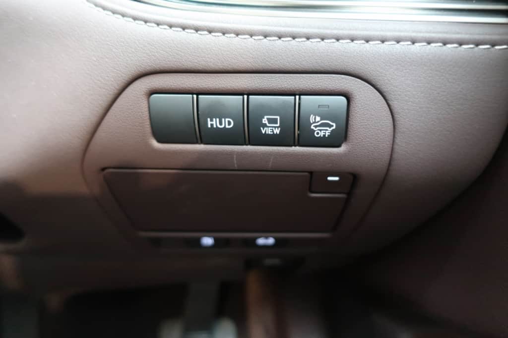 レクサスLSのヘッドアップディスプレイ、パノラミックビューモニターメイン、車両接近通報一時停止スイッチ